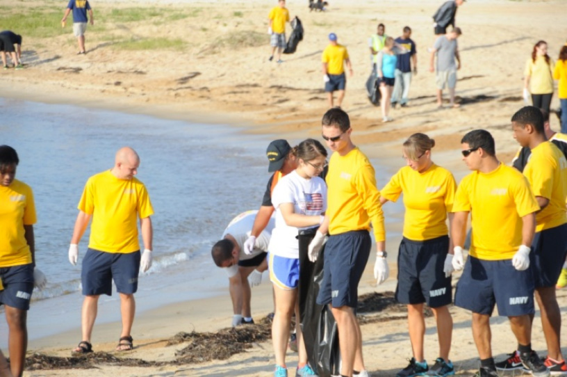 More than 100 sailors assigned to the Nimitz-class aircraft carrier USS Abraham Lincoln (CVN 72) helped clean the beaches at Fort Monroe on August 2, 2013.